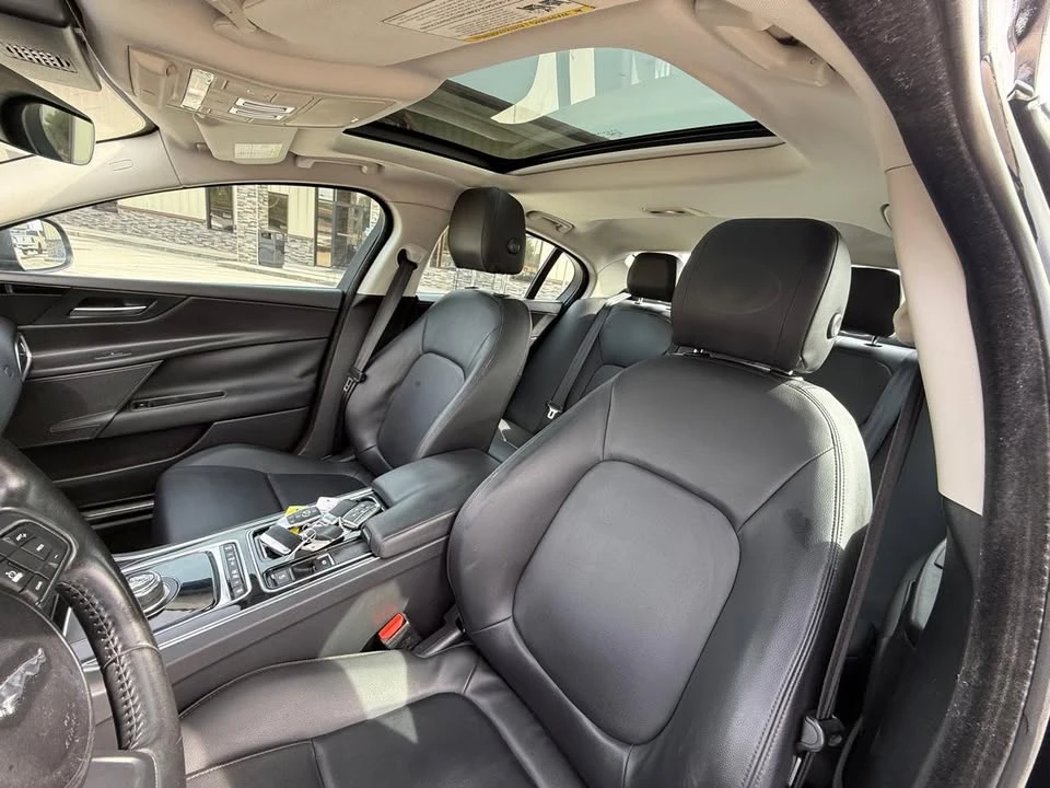 2019 Jaguar XE - Image 9 of 18