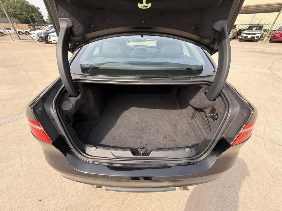 2019 Jaguar XE - Image 18 of 18