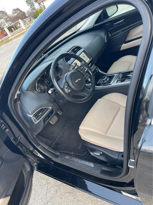2019 Jaguar XE - Image 14 of 14