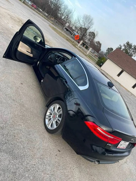 2019 Jaguar XE - Image 10 of 14