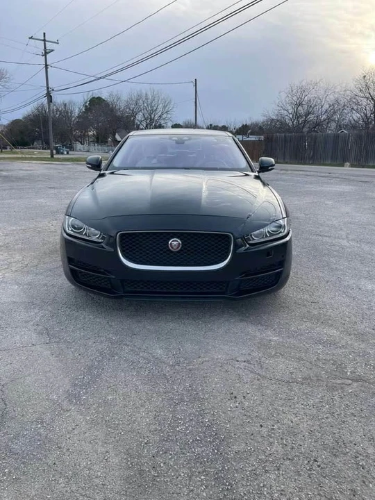 2019 Jaguar XE - Image 8 of 14