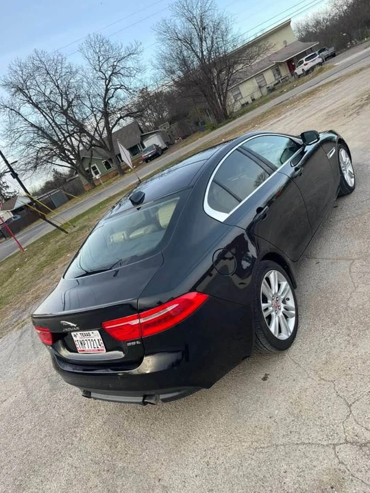 2019 Jaguar XE - Image 4 of 14