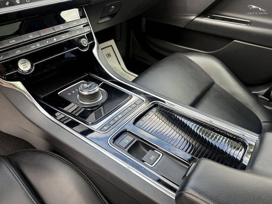 2019 Jaguar XE - Image 19 of 20