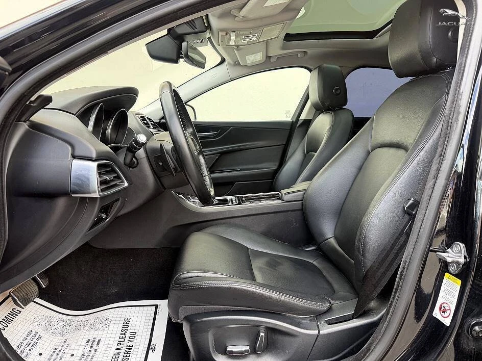 2019 Jaguar XE - Image 10 of 20