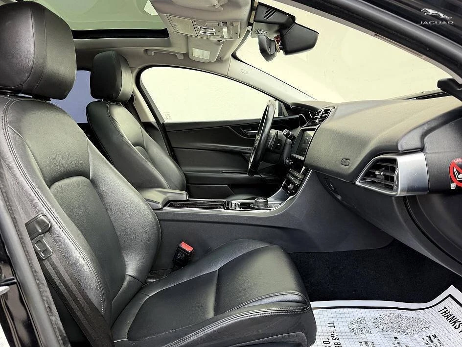 2019 Jaguar XE - Image 11 of 20