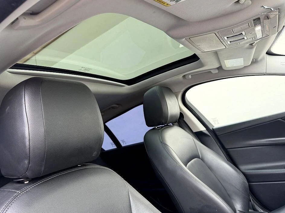 2019 Jaguar XE - Image 17 of 20