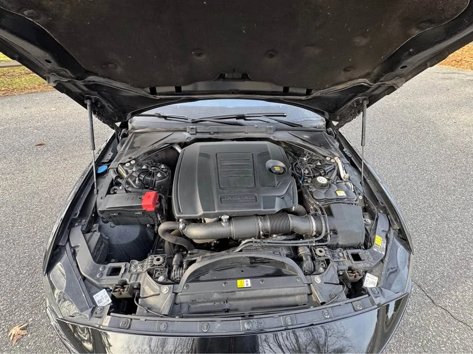 2019 Jaguar XE - Image 17 of 19