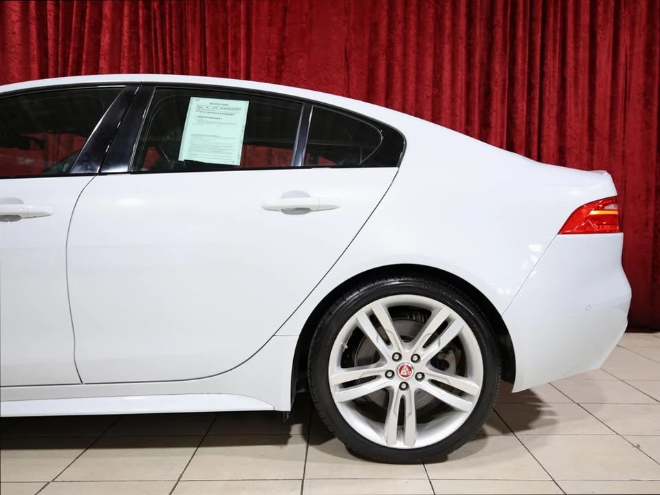2019 Jaguar XE - Image 4 of 19