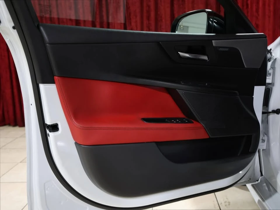 2019 Jaguar XE - Image 6 of 19