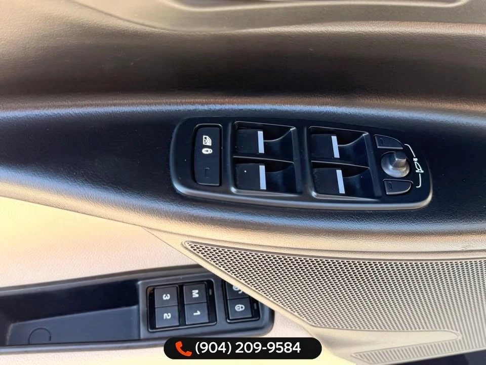 2019 Jaguar XE - Image 17 of 20