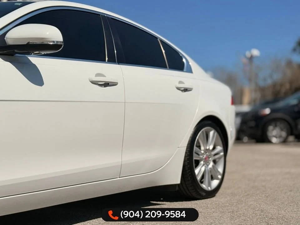 2019 Jaguar XE - Image 5 of 20