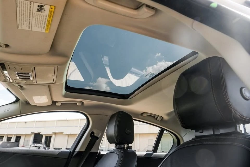 2019 Jaguar XE - Image 6 of 9