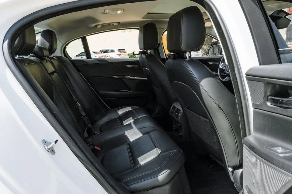 2019 Jaguar XE - Image 5 of 9