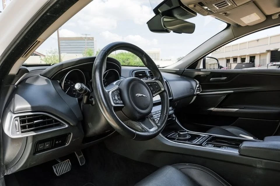 2019 Jaguar XE - Image 4 of 9