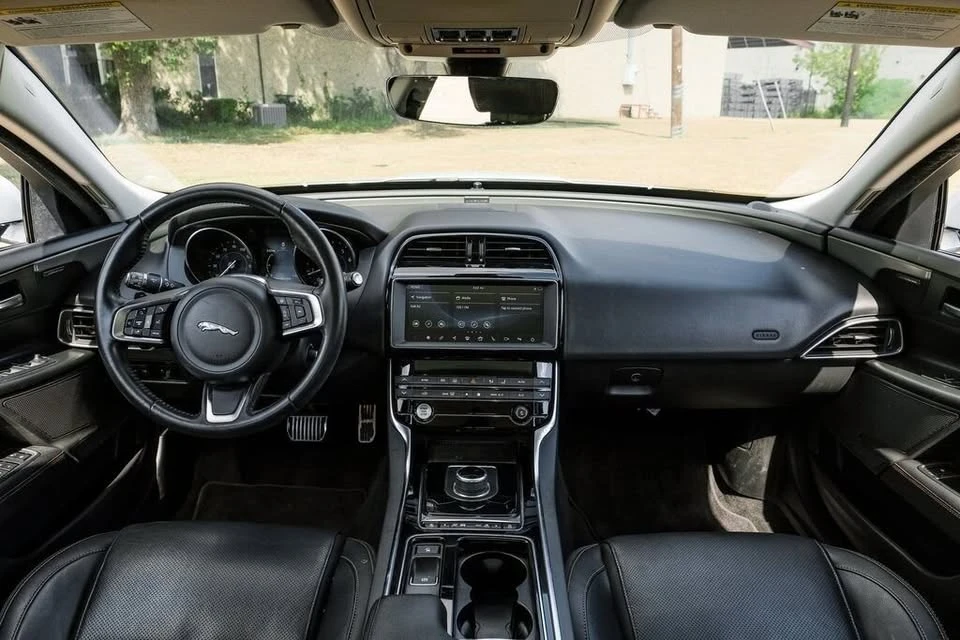 2019 Jaguar XE - Image 2 of 9