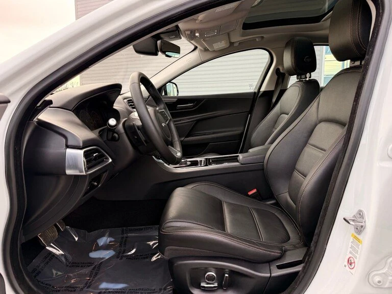 2019 Jaguar XE - Image 9 of 19