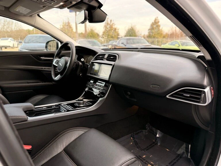 2019 Jaguar XE - Image 18 of 19