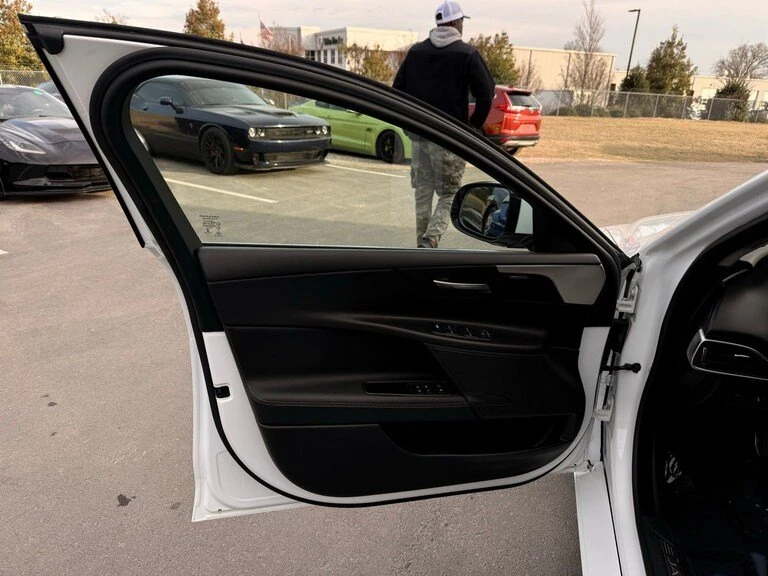2019 Jaguar XE - Image 6 of 19