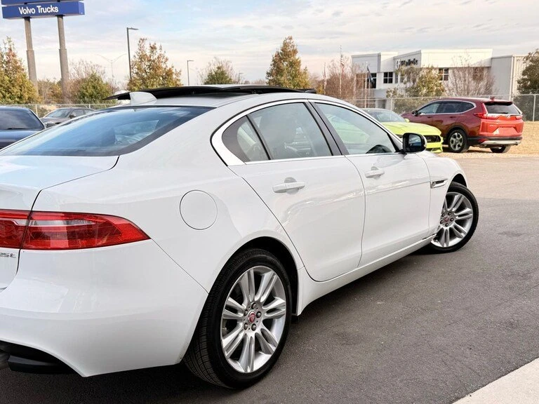 2019 Jaguar XE - Image 4 of 19