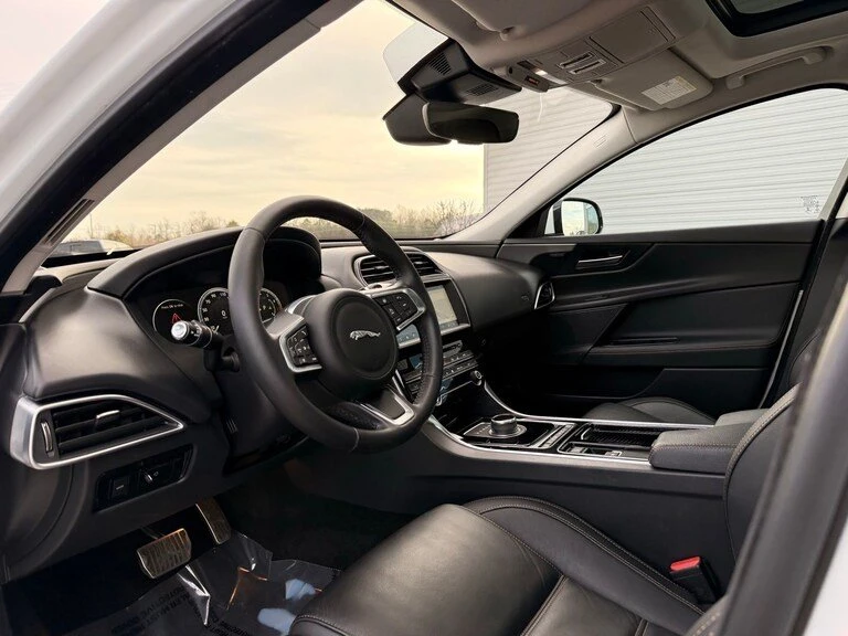 2019 Jaguar XE - Image 8 of 19