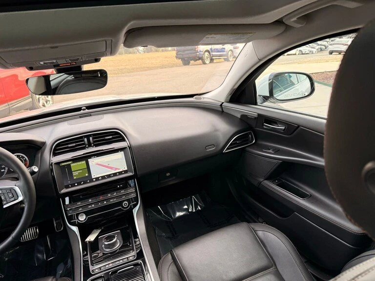 2019 Jaguar XE - Image 11 of 19