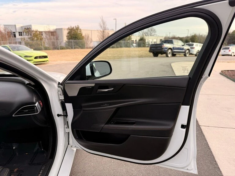 2019 Jaguar XE - Image 17 of 19
