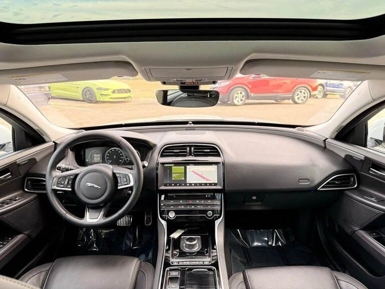 2019 Jaguar XE - Image 15 of 19