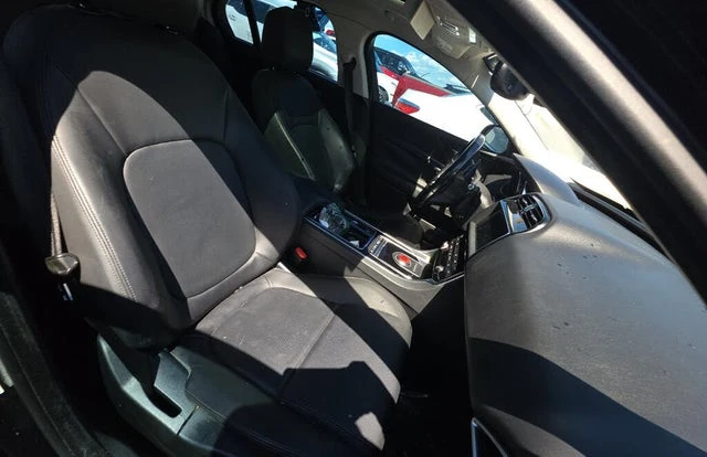 2019 Jaguar XE - Image 7 of 10