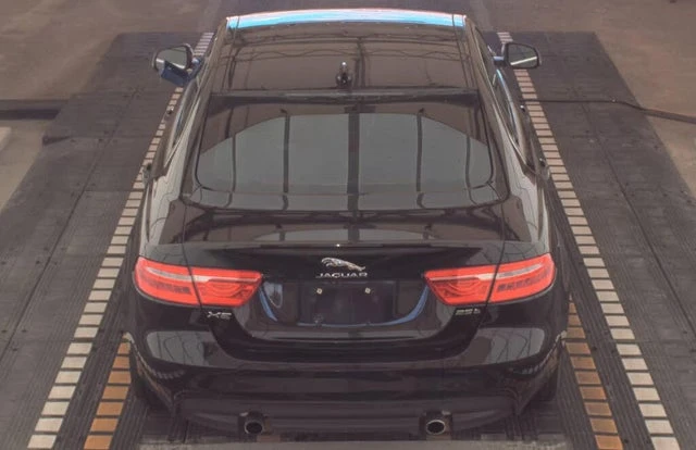 2019 Jaguar XE - Image 4 of 10