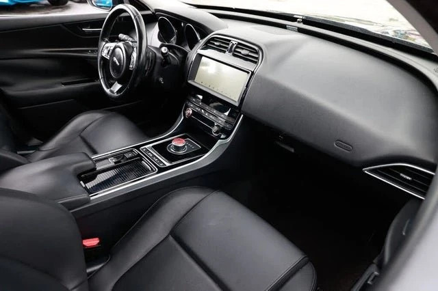 2019 Jaguar XE - Image 15 of 19