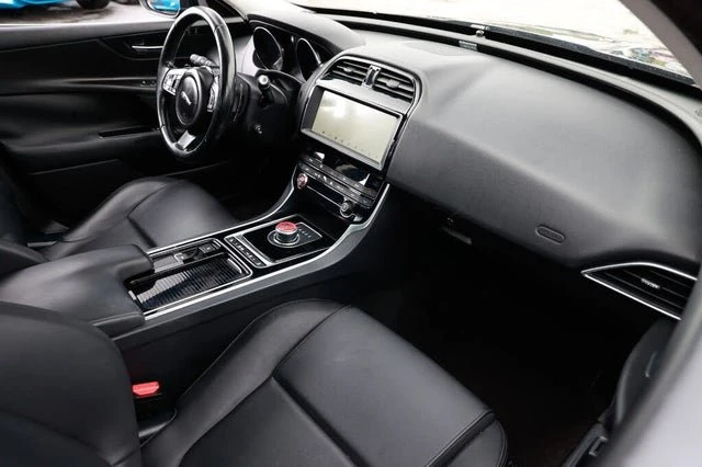2019 Jaguar XE - Image 15 of 19