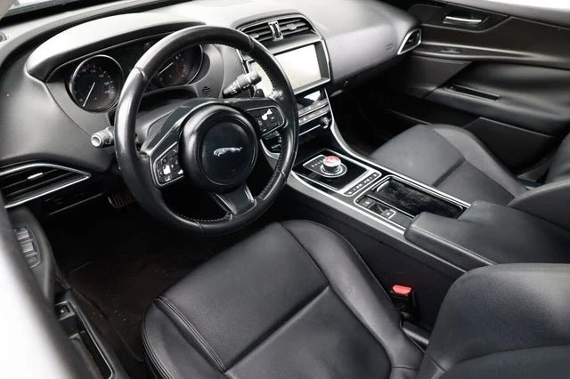2019 Jaguar XE - Image 4 of 19