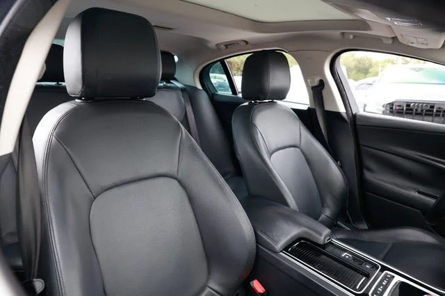 2019 Jaguar XE - Image 17 of 19