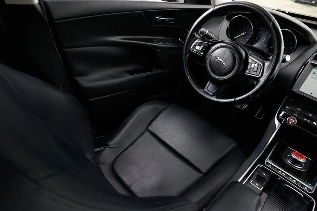 2019 Jaguar XE - Image 19 of 19