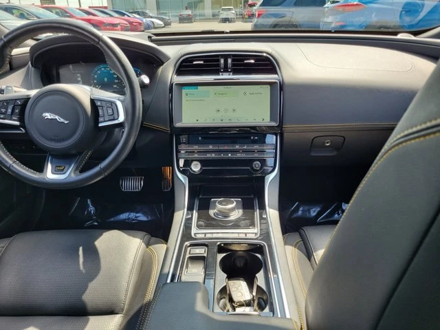 2019 Jaguar XE - Image 9 of 20