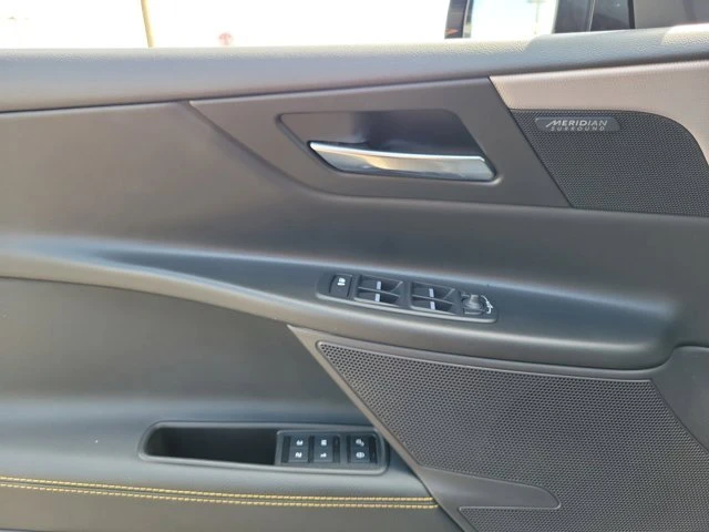 2019 Jaguar XE - Image 17 of 20