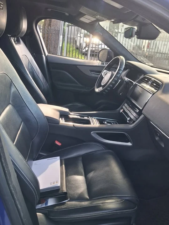 2019 Jaguar XE - Image 8 of 13