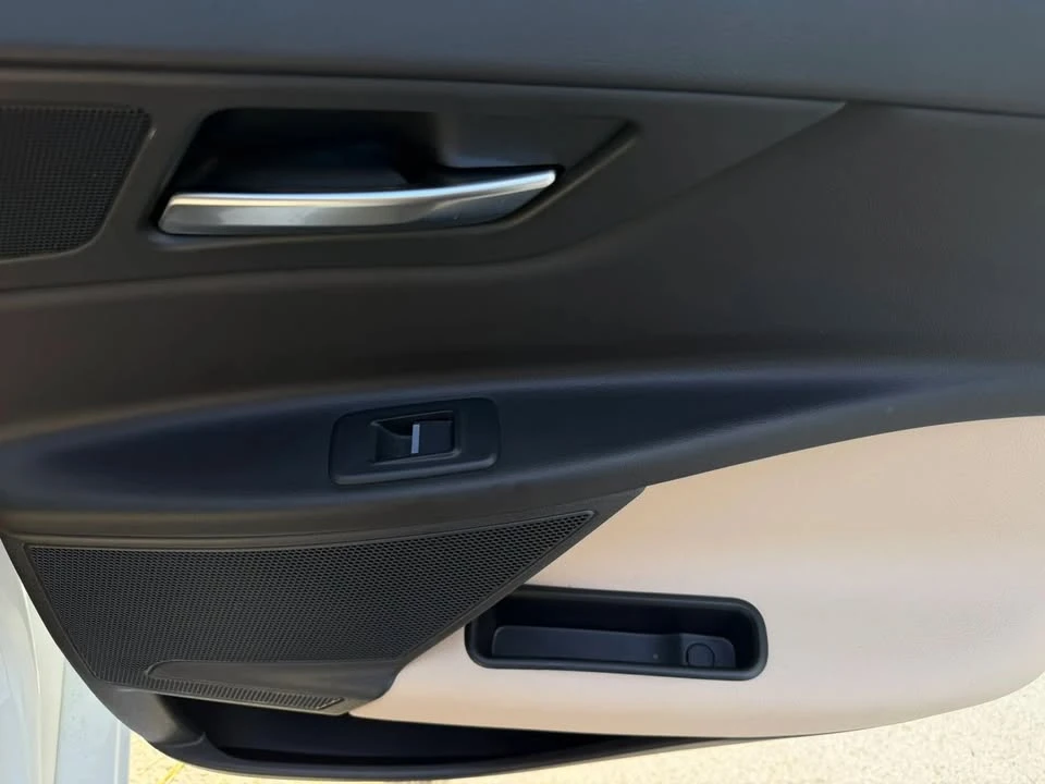 2019 Jaguar XE - Image 12 of 20
