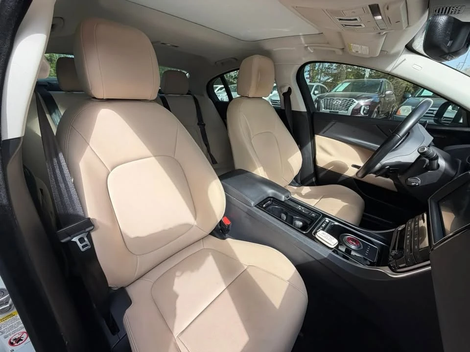 2019 Jaguar XE - Image 9 of 20
