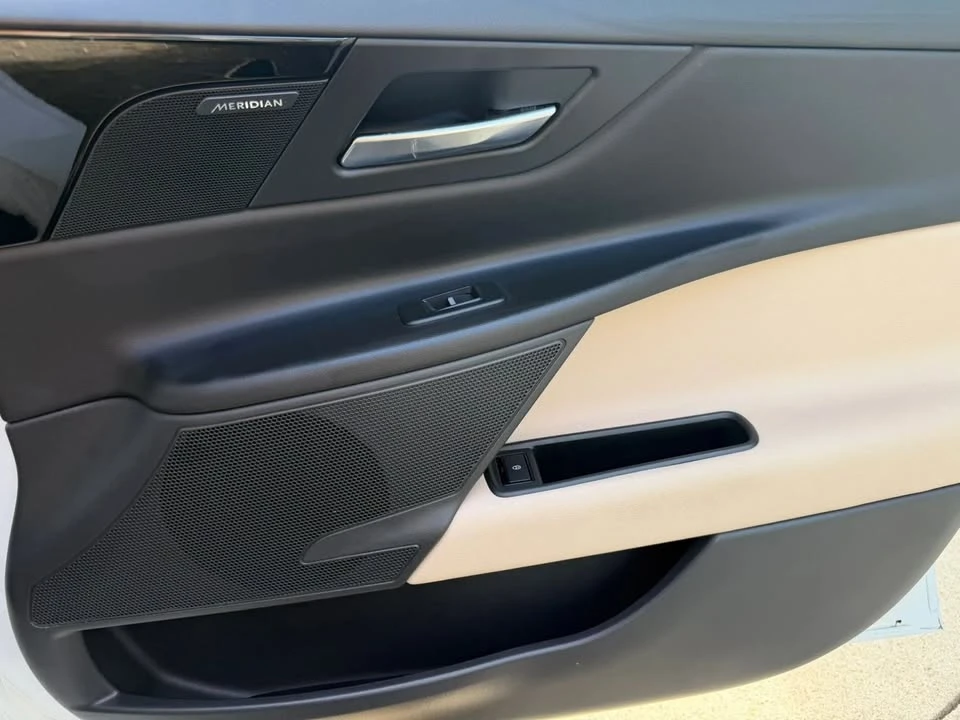 2019 Jaguar XE - Image 8 of 20