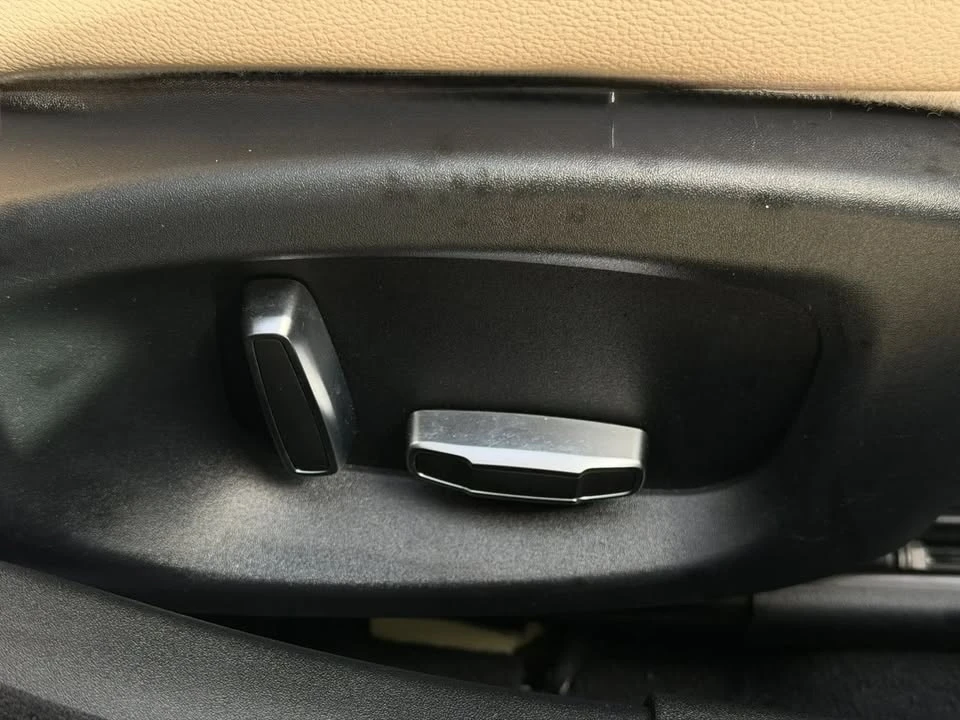 2019 Jaguar XE - Image 11 of 20
