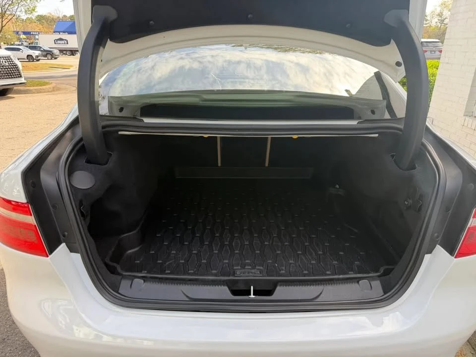 2019 Jaguar XE - Image 15 of 20