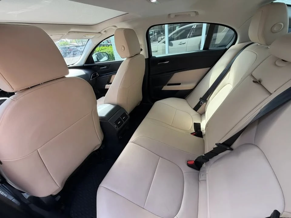 2019 Jaguar XE - Image 17 of 20