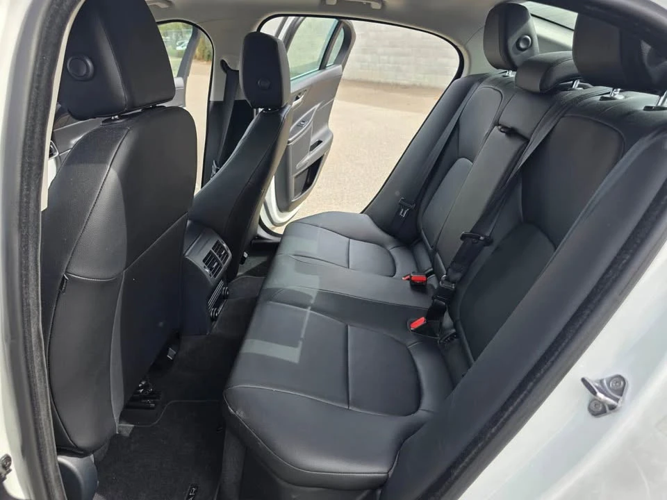 2019 Jaguar XE - Image 9 of 14