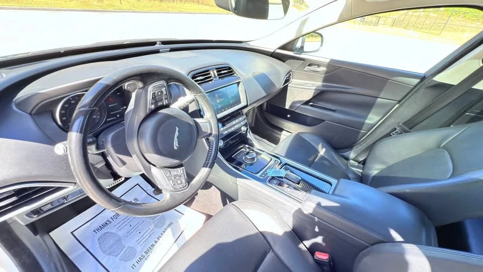 2019 Jaguar XE - Image 16 of 17