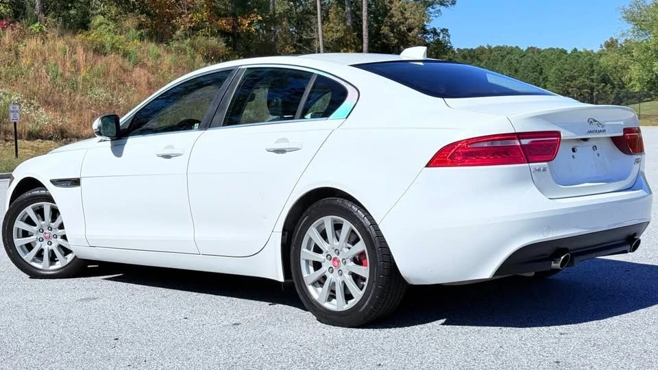 2019 Jaguar XE - Image 10 of 17