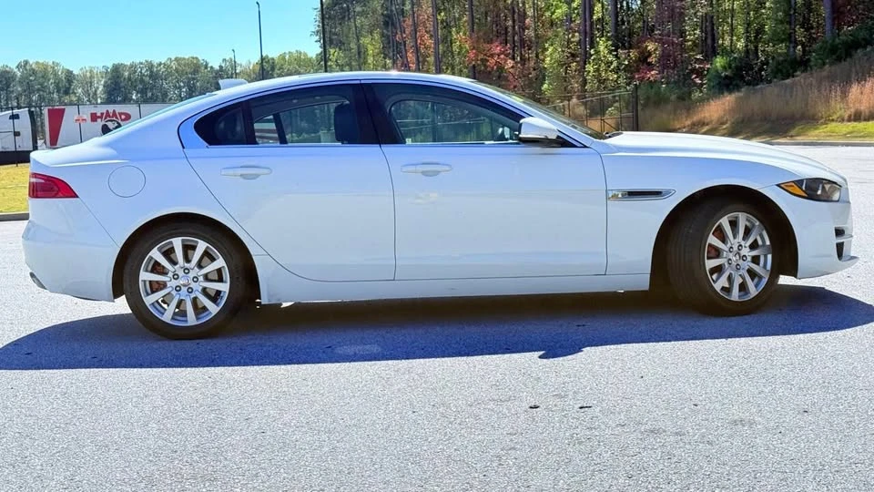 2019 Jaguar XE - Image 5 of 17