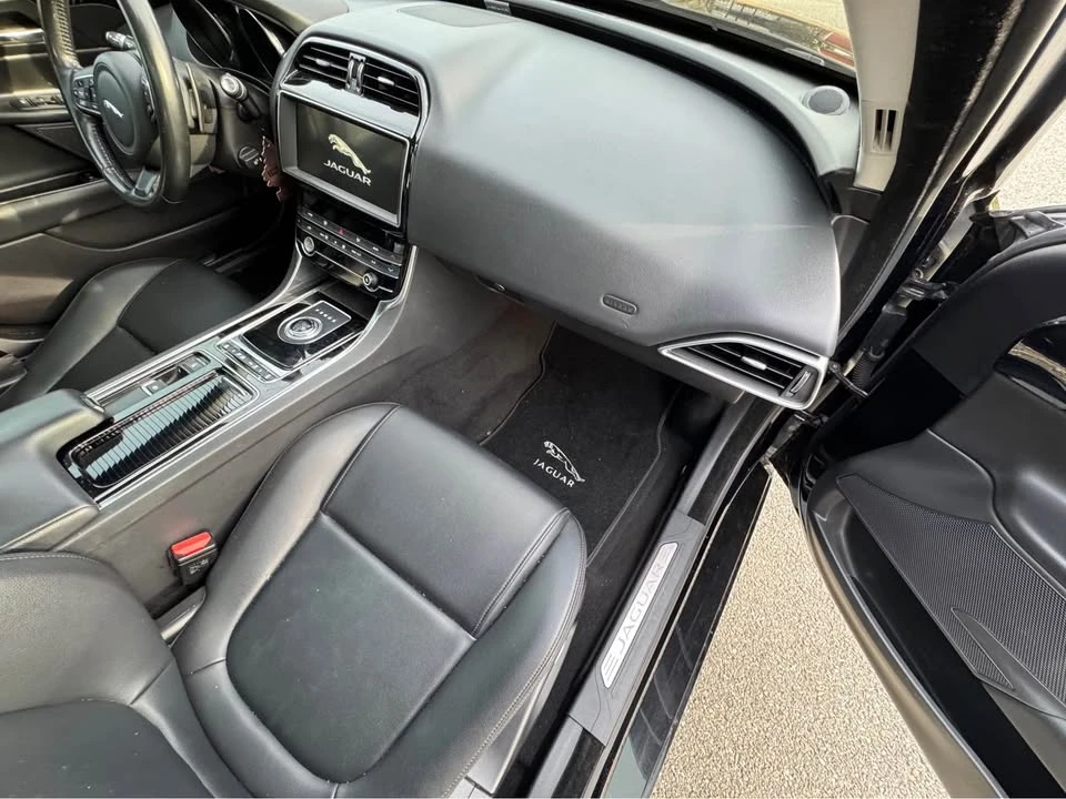 2019 Jaguar XE - Image 15 of 20
