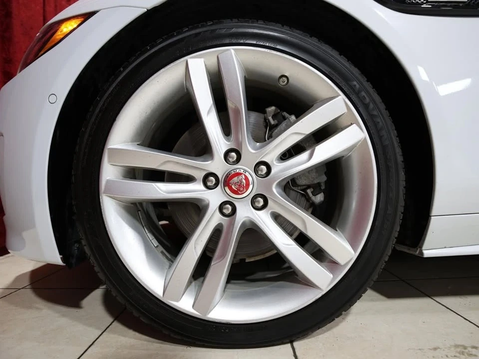 2019 Jaguar XE - Image 5 of 19