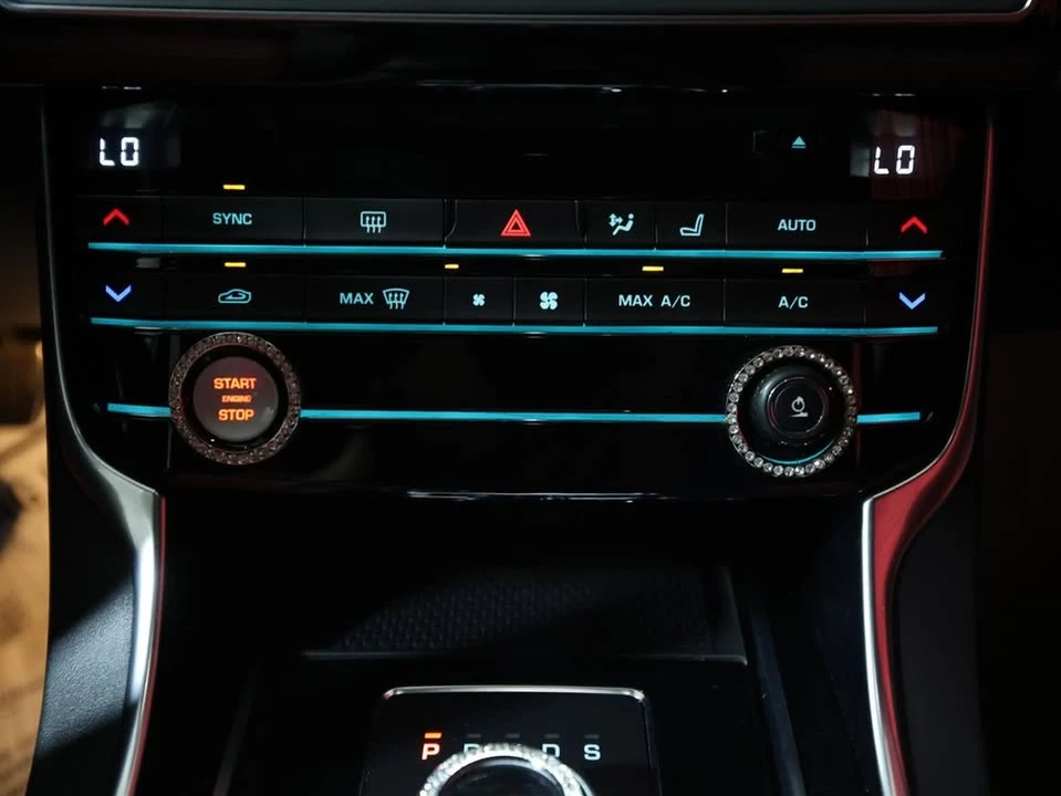 2019 Jaguar XE - Image 18 of 19